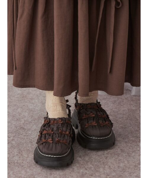 merry jenny（メリージェニー）の「Puffer ribbon sabot（サンダル・レディース・ブラウン/ブラック・MEDIUM/LARGE）」の9枚目の写真