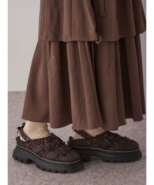 merry jenny（メリージェニー）の「Puffer ribbon sabot（サンダル・レディース・ブラウン/ブラック・MEDIUM/LARGE）」の10枚目の写真