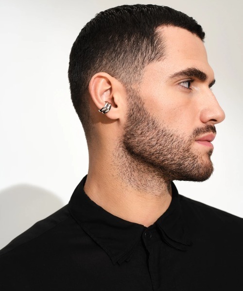 TOM WOOD(トムウッド)の「【TOMWOOD】Ear Cuff Thick イヤーカフ シルバー ユニセックス(イヤーカフ・レディース・シルバー・S/M)」の2枚目の写真