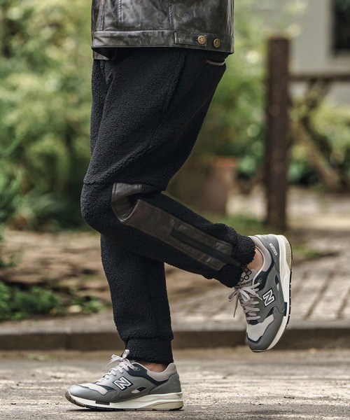 CAMBIO（カンビオ）の「mp13812- Sheep Like Boa Synthetic Leather Side Zip Jogger Pants レザージョガーパンツ（その他パンツ・メンズ・オリーブ×ブラック/ブラック×ホワイト/ブラック×ブラック・S/M/L）」の2枚目の写真