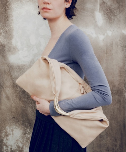 LE VERNIS（ル・ベルニ）の「LE VERNIS(ル・ベルニ)Sculpture triangle bag M（ショルダーバッグ・レディース・ベージュ/ブラウン/ライトグレー/ブラック・FREE）」の4枚目の写真