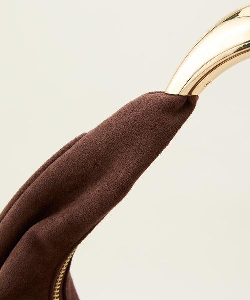 LE VERNIS（ル・ベルニ）の「LE VERNIS(ル・ベルニ)Sculpture triangle bag M（ショルダーバッグ・レディース・ベージュ/ブラウン/ライトグレー/ブラック・FREE）」の9枚目の写真