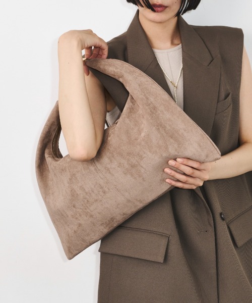 LE VERNIS（ル・ベルニ）の「LE VERNIS(ル・ベルニ)Sculpture triangle bag M（ショルダーバッグ・レディース・ベージュ/ブラウン/ライトグレー/ブラック・FREE）」の18枚目の写真