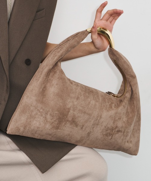 LE VERNIS（ル・ベルニ）の「LE VERNIS(ル・ベルニ)Sculpture triangle bag M（ショルダーバッグ・レディース・ベージュ/ブラウン/ライトグレー/ブラック・FREE）」の19枚目の写真