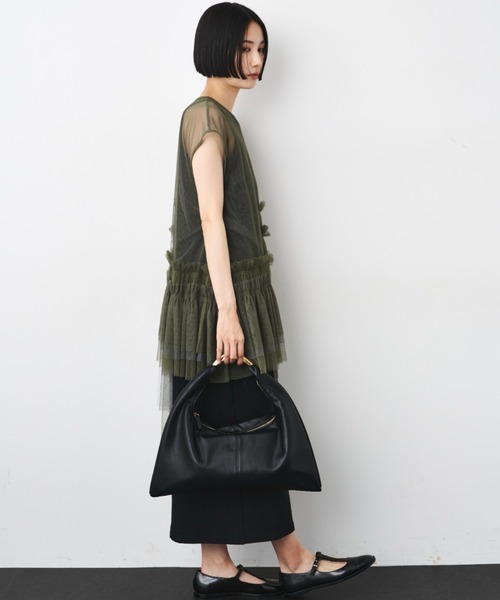 LE VERNIS（ル・ベルニ）の「LE VERNIS(ル・ベルニ)Sculpture triangle bag M（ショルダーバッグ・レディース・ベージュ/ブラウン/ライトグレー/ブラック・FREE）」の14枚目の写真