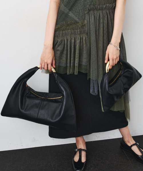 LE VERNIS（ル・ベルニ）の「LE VERNIS(ル・ベルニ)Sculpture triangle bag M（ショルダーバッグ・レディース・ベージュ/ブラウン/ライトグレー/ブラック・FREE）」の15枚目の写真