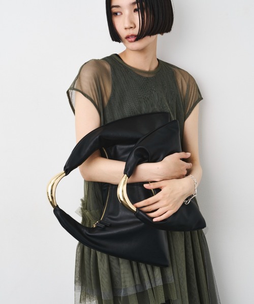 LE VERNIS（ル・ベルニ）の「LE VERNIS(ル・ベルニ)Sculpture triangle bag M（ショルダーバッグ・レディース・ベージュ/ブラウン/ライトグレー/ブラック・FREE）」の16枚目の写真