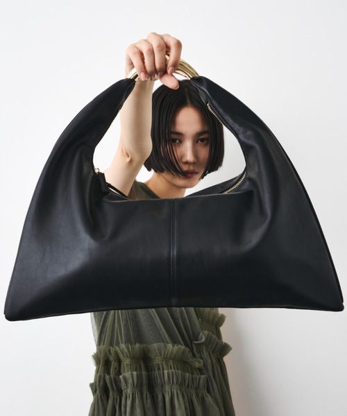 LE VERNIS（ル・ベルニ）の「LE VERNIS(ル・ベルニ)Sculpture triangle bag M（ショルダーバッグ・レディース・ベージュ/ブラウン/ライトグレー/ブラック・FREE）」の13枚目の写真