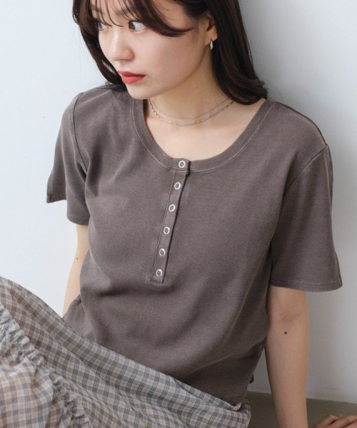 Kastane（カスタネ）の「【新色追加/5色展開/XS.Fサイズ展開】ピグメントヘンリーTEE（Tシャツ/カットソー・レディース・ブラック/ホワイト/ブルー/ピンク/ブラウン・X-SMALL/FREE）」の3枚目の写真