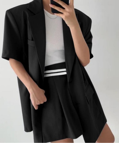 ストレートカットのショートスリーブジャケットとショートパンツの