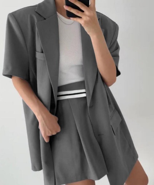 semplice(センプリチェ)の「ストレートカットのショートスリーブジャケットとショートパンツのコーディネート(セットアップ・レディース・ブラック/グレー・M/L)」の7枚目の写真