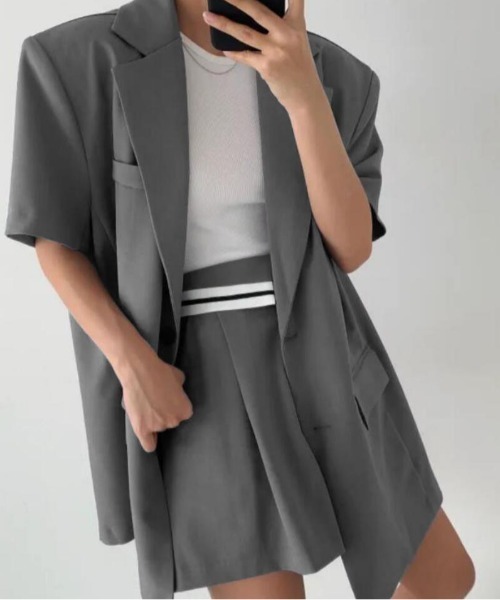 semplice(センプリチェ)の「ストレートカットのショートスリーブジャケットとショートパンツのコーディネート(セットアップ・レディース・ブラック/グレー・M/L)」の8枚目の写真