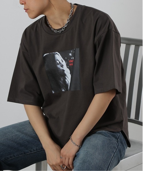 COLONY 2139(コロニートゥーワンスリーナイン)の「裾ラウンドフォトプリントTシャツ(Tシャツ/カットソー・レディース・ホワイト/チャコールグレー・FREE)」の2枚目の写真