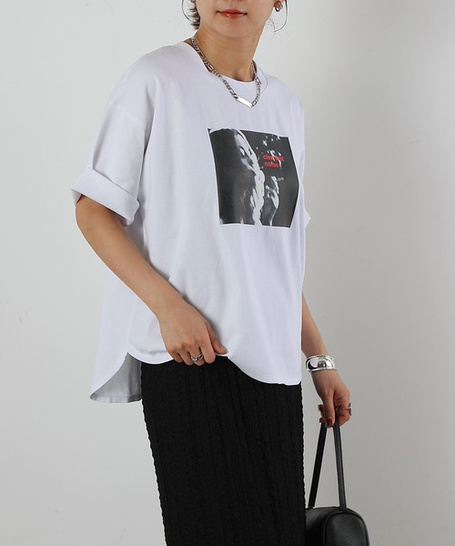 COLONY 2139(コロニートゥーワンスリーナイン)の「裾ラウンドフォトプリントTシャツ(Tシャツ/カットソー・レディース・ホワイト/チャコールグレー・FREE)」の6枚目の写真