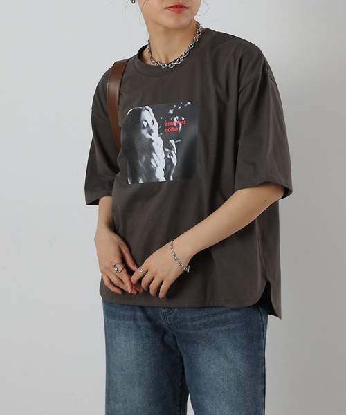 COLONY 2139(コロニートゥーワンスリーナイン)の「裾ラウンドフォトプリントTシャツ(Tシャツ/カットソー・レディース・ホワイト/チャコールグレー・FREE)」の14枚目の写真