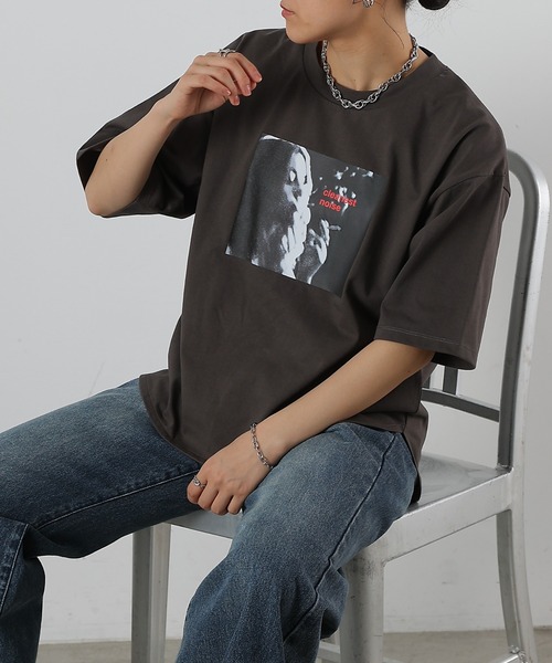 COLONY 2139(コロニートゥーワンスリーナイン)の「裾ラウンドフォトプリントTシャツ(Tシャツ/カットソー・レディース・ホワイト/チャコールグレー・FREE)」の11枚目の写真