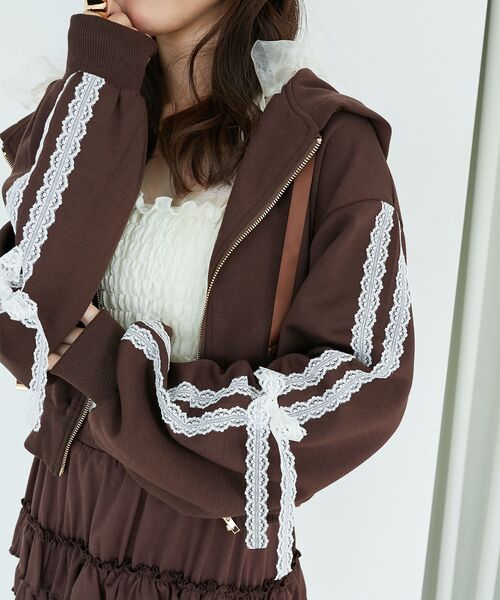 MAJESTIC LEGON（マジェスティックレゴン）の「レースリボンラインパーカー（パーカー・レディース・チャコールグレー/ライトグレー/ブラウン/アイボリー/ピンク・MEDIUM）」の4枚目の写真