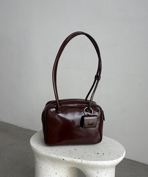 CAPRICIEUX LE'MAGE(カプリシューレマージュ)の「エナメルスクエアボストンバッグ(ショルダーバッグ・レディース・アイボリー/ブラック/ブラウン・FREE)」の3枚目の写真