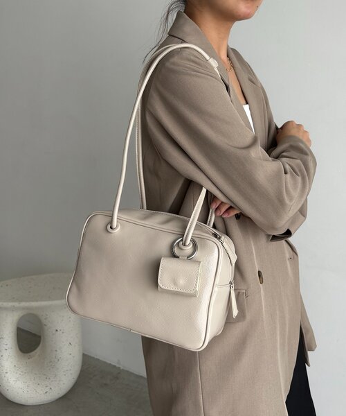 CAPRICIEUX LE'MAGE(カプリシューレマージュ)の「エナメルスクエアボストンバッグ(ショルダーバッグ・レディース・アイボリー/ブラック/ブラウン・FREE)」の2枚目の写真