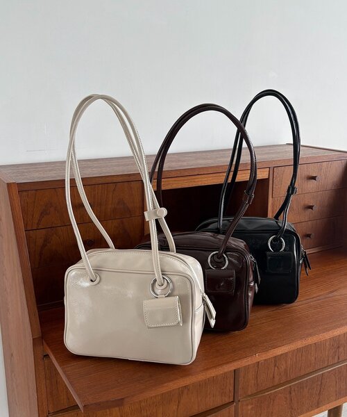 CAPRICIEUX LE'MAGE(カプリシューレマージュ)の「エナメルスクエアボストンバッグ(ショルダーバッグ・レディース・アイボリー/ブラック/ブラウン・FREE)」の4枚目の写真