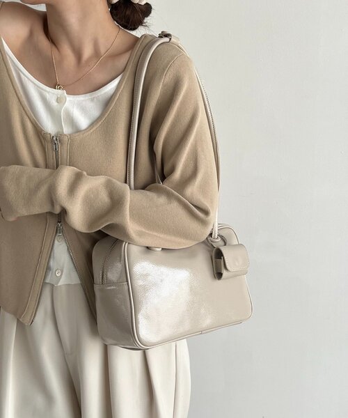 CAPRICIEUX LE'MAGE(カプリシューレマージュ)の「エナメルスクエアボストンバッグ(ショルダーバッグ・レディース・アイボリー/ブラック/ブラウン・FREE)」の5枚目の写真