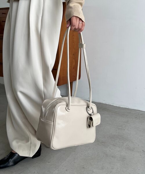 CAPRICIEUX LE'MAGE(カプリシューレマージュ)の「エナメルスクエアボストンバッグ(ショルダーバッグ・レディース・アイボリー/ブラック/ブラウン・FREE)」の6枚目の写真