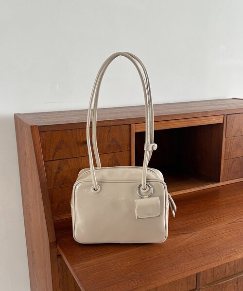 CAPRICIEUX LE'MAGE(カプリシューレマージュ)の「エナメルスクエアボストンバッグ(ショルダーバッグ・レディース・アイボリー/ブラック/ブラウン・FREE)」の7枚目の写真