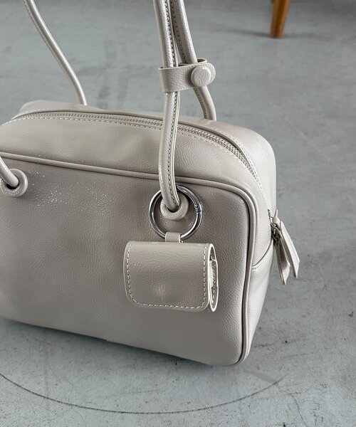 CAPRICIEUX LE'MAGE(カプリシューレマージュ)の「エナメルスクエアボストンバッグ(ショルダーバッグ・レディース・アイボリー/ブラック/ブラウン・FREE)」の8枚目の写真