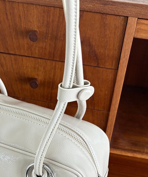 CAPRICIEUX LE'MAGE(カプリシューレマージュ)の「エナメルスクエアボストンバッグ(ショルダーバッグ・レディース・アイボリー/ブラック/ブラウン・FREE)」の9枚目の写真