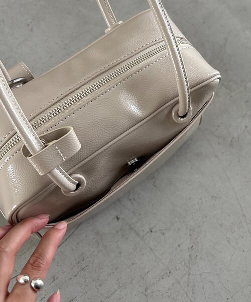 CAPRICIEUX LE'MAGE(カプリシューレマージュ)の「エナメルスクエアボストンバッグ(ショルダーバッグ・レディース・アイボリー/ブラック/ブラウン・FREE)」の11枚目の写真