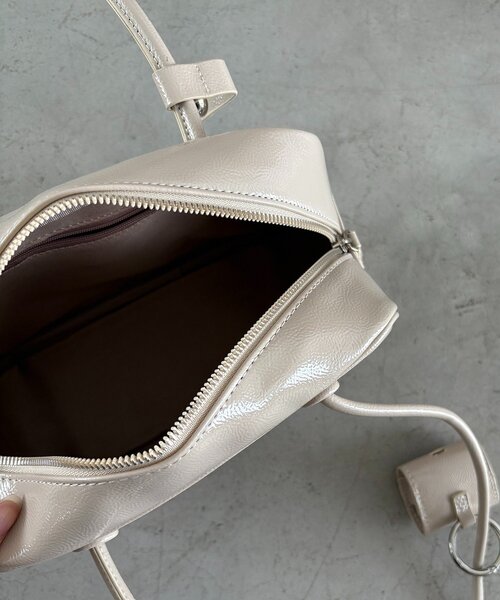 CAPRICIEUX LE'MAGE(カプリシューレマージュ)の「エナメルスクエアボストンバッグ(ショルダーバッグ・レディース・アイボリー/ブラック/ブラウン・FREE)」の12枚目の写真
