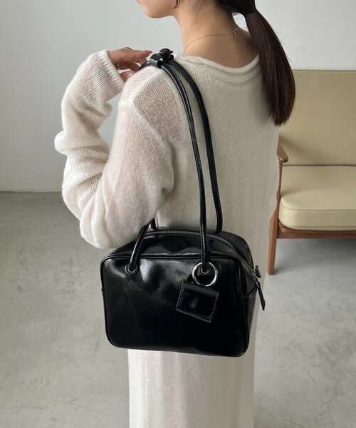 CAPRICIEUX LE'MAGE(カプリシューレマージュ)の「エナメルスクエアボストンバッグ(ショルダーバッグ・レディース・アイボリー/ブラック/ブラウン・FREE)」の13枚目の写真