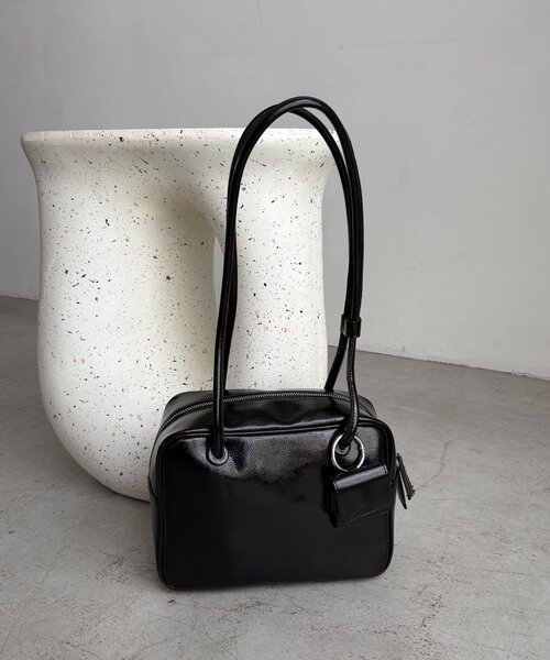 CAPRICIEUX LE'MAGE(カプリシューレマージュ)の「エナメルスクエアボストンバッグ(ショルダーバッグ・レディース・アイボリー/ブラック/ブラウン・FREE)」の14枚目の写真