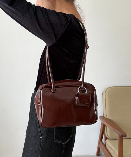 CAPRICIEUX LE'MAGE(カプリシューレマージュ)の「エナメルスクエアボストンバッグ(ショルダーバッグ・レディース・アイボリー/ブラック/ブラウン・FREE)」の15枚目の写真