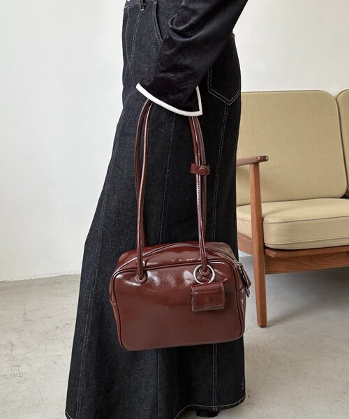 CAPRICIEUX LE'MAGE(カプリシューレマージュ)の「エナメルスクエアボストンバッグ(ショルダーバッグ・レディース・アイボリー/ブラック/ブラウン・FREE)」の16枚目の写真