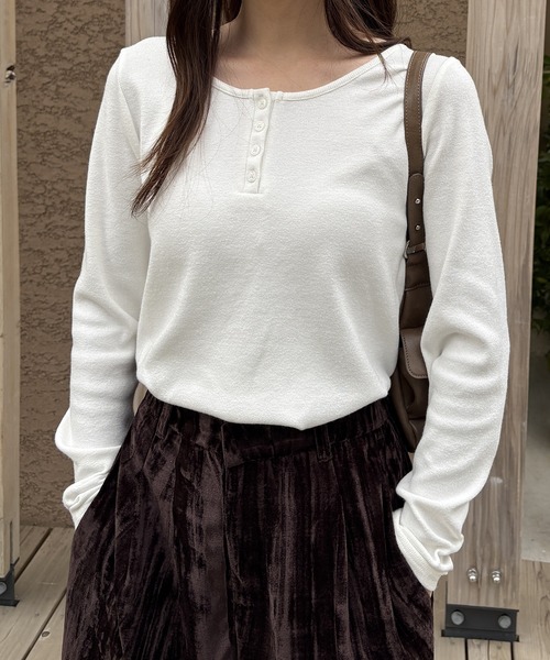 CHAN ME(チャンミ)の「ヘンリーネックプルオーバー(Tシャツ/カットソー・レディース・グレー/ブラック/ホワイト・X-LARGE/LARGE/MEDIUM)」の1枚目の写真