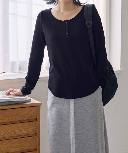 CHAN ME(チャンミ)の「ヘンリーネックプルオーバー(Tシャツ/カットソー・レディース・グレー/ブラック/ホワイト・X-LARGE/LARGE/MEDIUM)」の2枚目の写真