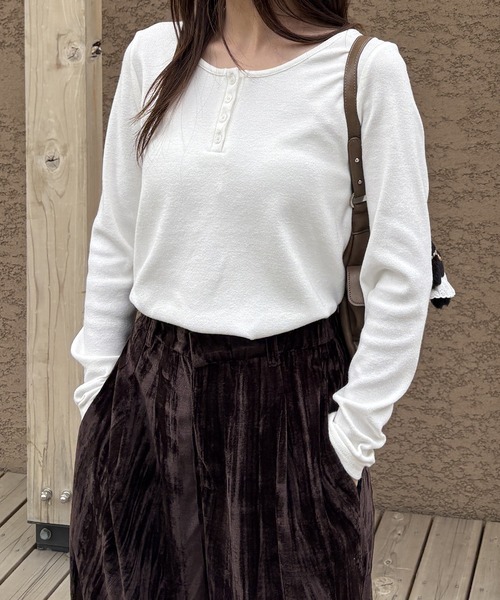 CHAN ME(チャンミ)の「ヘンリーネックプルオーバー(Tシャツ/カットソー・レディース・グレー/ブラック/ホワイト・X-LARGE/LARGE/MEDIUM)」の4枚目の写真