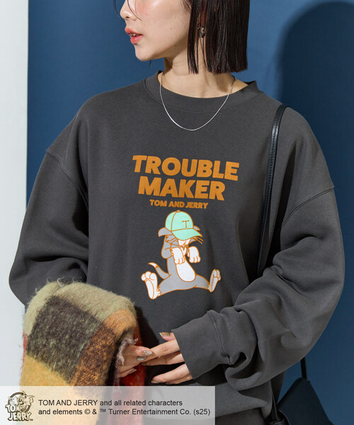 FREAK'S STORE(フリークスストア)の「限定展開 TOM AND JERRY/トムとジェリー フロッキー ロゴ スウェット(スウェット・レディース・チャコールグレー/ナチュラル/ブラック/ベージュ/ネイビー/グレー・フリ-)」の2枚目の写真