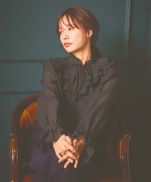 mysty woman（ミスティウーマン）の「2WAYBIGカラーブラウス 583460（シャツ/ブラウス・レディース・オフホワイト/ブラック・FREE）」の2枚目の写真