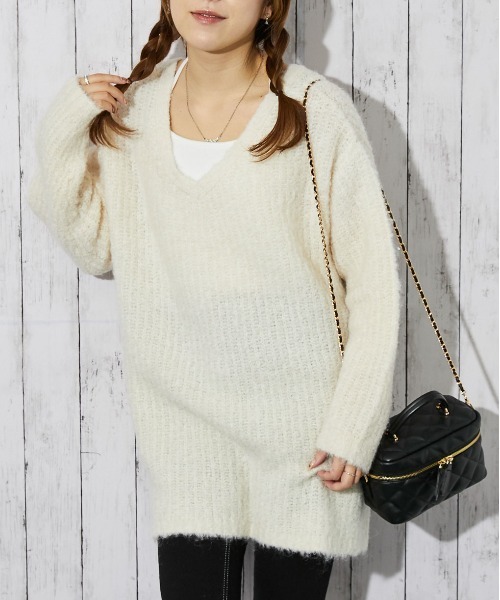 GORGE(ゴージ)の「《バックリボン×ブークレ》レディース チュニックニット ふんわり長丈 秋冬(ニット/セーター・レディース・チャコール/ネイビー/アイボリー/レッド/グリーン・F)」の2枚目の写真