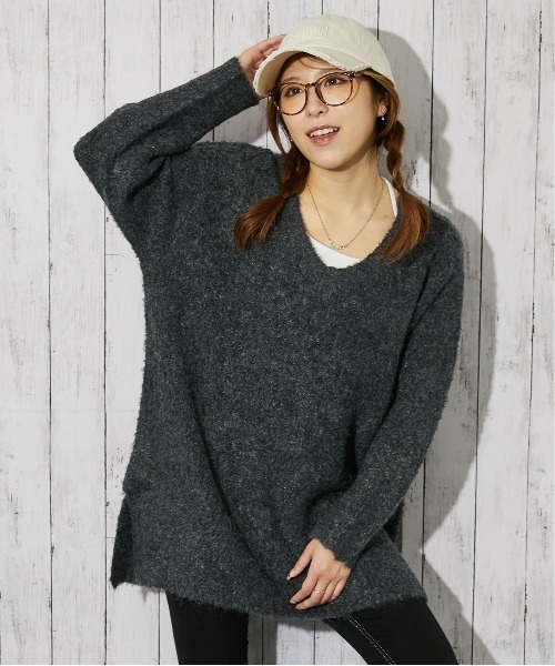 GORGE(ゴージ)の「《バックリボン×ブークレ》レディース チュニックニット ふんわり長丈 秋冬(ニット/セーター・レディース・チャコール/ネイビー/アイボリー/レッド/グリーン・F)」の22枚目の写真