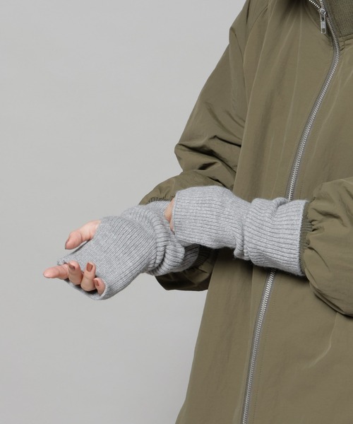 NANO universe（ナノユニバース）の「リブニットアームウォーマー（手袋・レディース・ブラック/ライトグレー/ベージュ・FREE）」の4枚目の写真