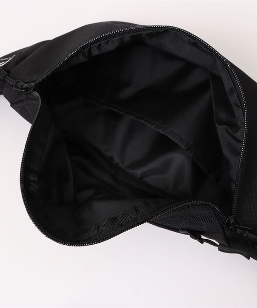 THRASHER（スラッシャー）の「HOMETOWN WAIST BAG/THRASHER スラッシャー ウエストバッグ ボディバッグ ヒップバッグ ユニセックス ウエストポーチストリート スケート（ボディバッグ/ウエストポーチ・メンズ・ブラック×ブルー/ブラック×ホワイト・FREE）」の6枚目の写真