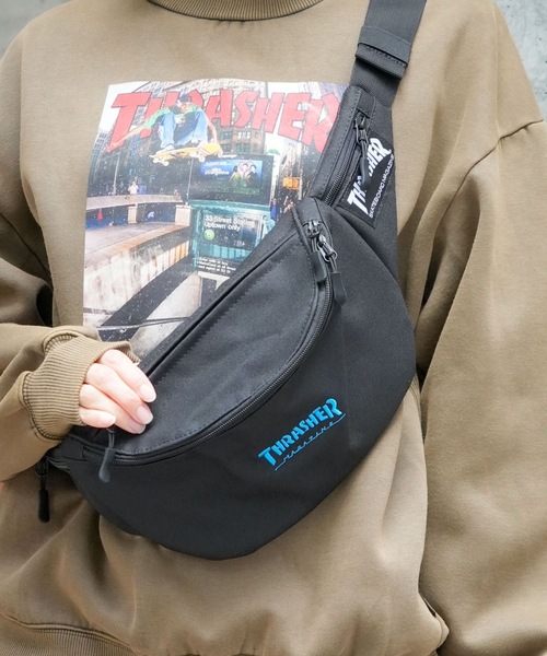 THRASHER（スラッシャー）の「HOMETOWN WAIST BAG/THRASHER スラッシャー ウエストバッグ ボディバッグ ヒップバッグ ユニセックス ウエストポーチストリート スケート（ボディバッグ/ウエストポーチ・メンズ・ブラック×ブルー/ブラック×ホワイト・FREE）」の2枚目の写真