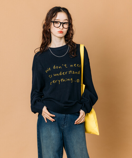 セール】限定展開 リラックスフィット レタード刺繍 クルーネック