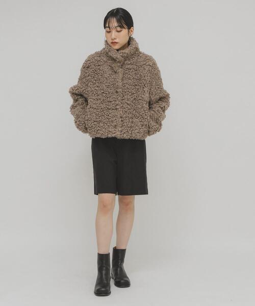 KBF（ケイビーエフ）の「フォルムボアジャケット（その他アウター・レディース・ベージュ系その他/グリーン系その他/アイボリー・ONE）」の2枚目の写真