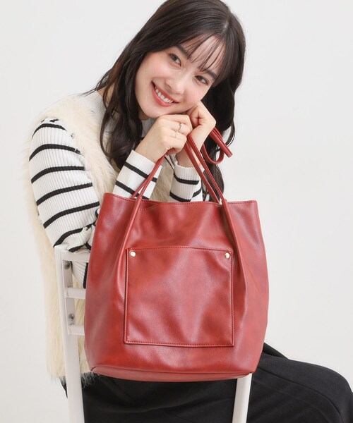 レッド　皮　トートバッグ セール】つや合皮つまみハンドルトートバッグ（トートバッグ）｜SHOO