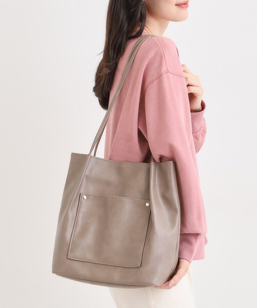 SHOO・LA・RUE（シューラルー）の「つや合皮つまみハンドルトートバッグ（トートバッグ・レディース・ブラック/ブルー/ベージュ系その他7/レッド系1/ブラウン系その他・00）」の2枚目の写真