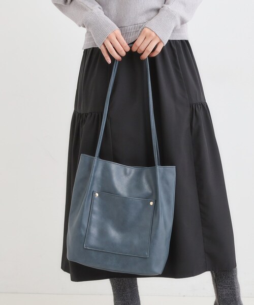 SHOO・LA・RUE（シューラルー）の「つや合皮つまみハンドルトートバッグ（トートバッグ・レディース・ブラック/ブルー/ベージュ系その他7/レッド系1/ブラウン系その他・00）」の4枚目の写真